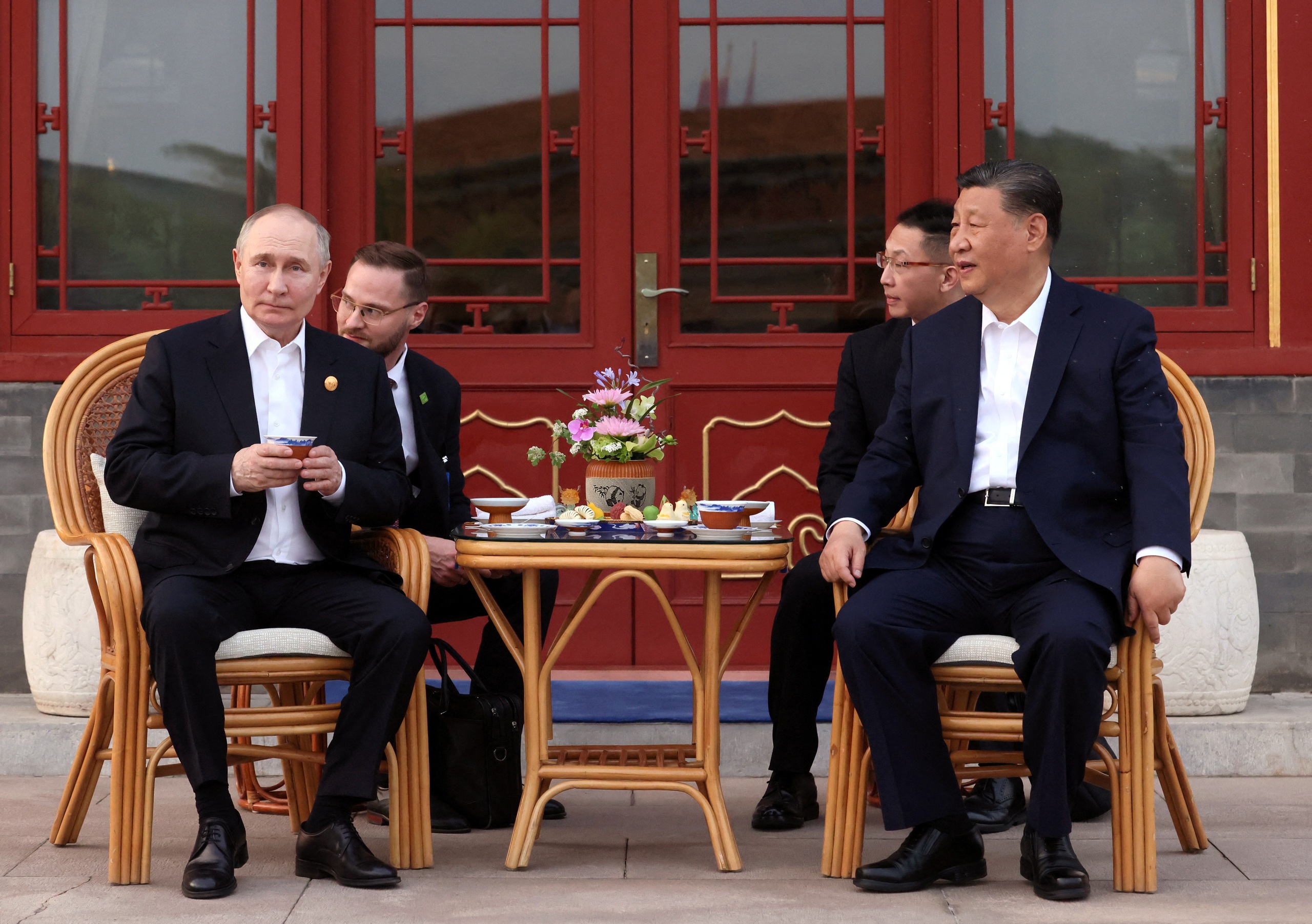 Tổng thống Nga Vladimir Putin và Chủ tịch Trung Quốc Tập Cận Bình tham dự buổi trà đạo tại công viên Trung Nam Hải của Bắc Kinh, Trung Quốc ngày 16.5
