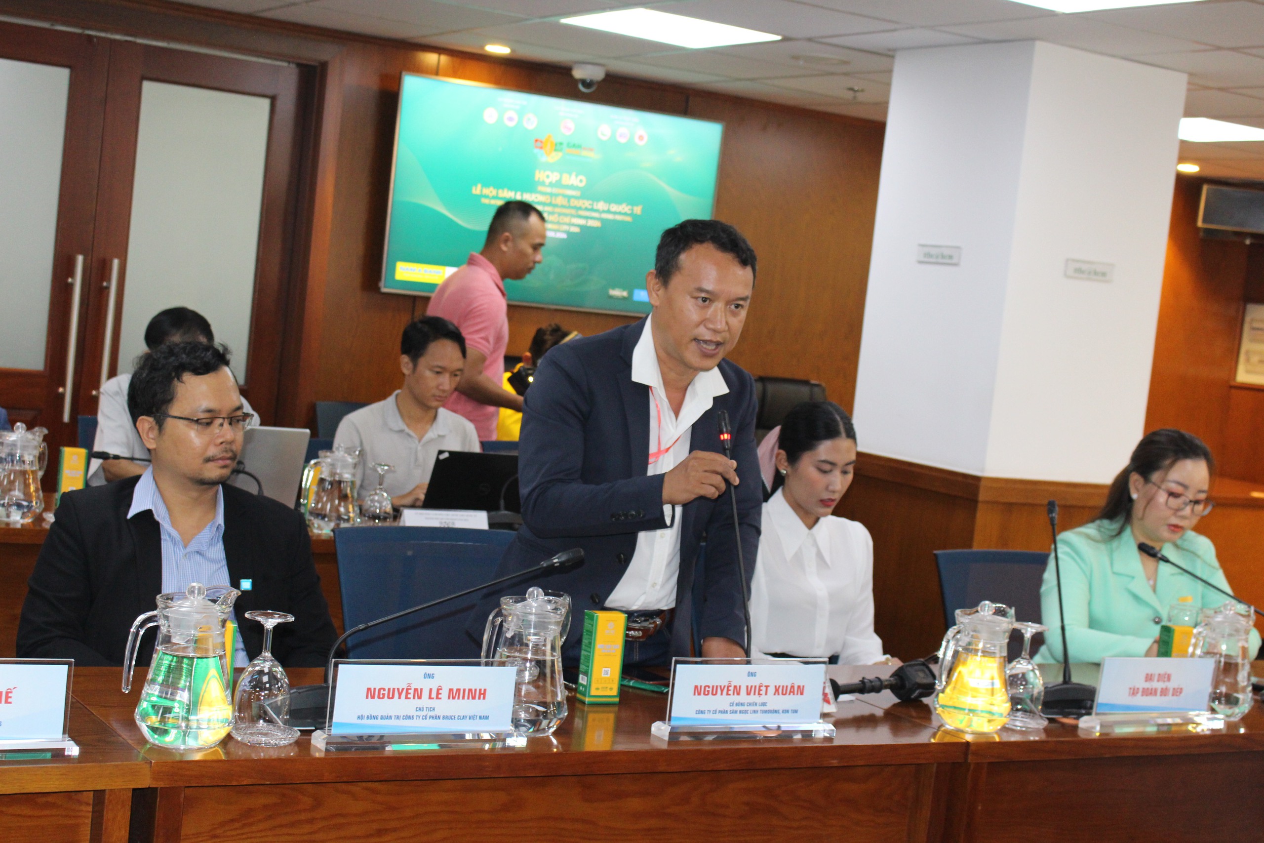 Ông Lê Việt Xuân – đại diện Công ty CP sâm Ngọc Linh Tu Mơ Rông, Kon Tum chia sẻ tại buổi họp báo