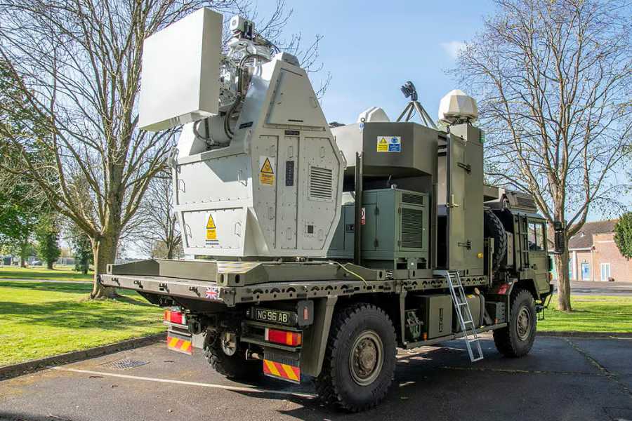 Vũ khí năng lượng định hướng tần số vô tuyến (RFDEW) gắn trên xe tải
