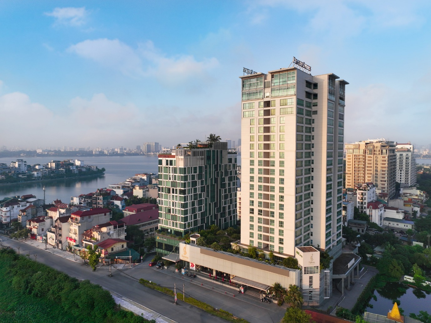 Sau 16 năm hoạt động, Fraser Suites Hanoi vẫn duy trì vị thế một trong những khu căn hộ dịch vụ cao cấp hàng đầu tại thủ đô. Cả năm 2023, Fraser Suites Hanoi đạt tỷ lệ lấp đầy ấn tượng lên tới 84%
