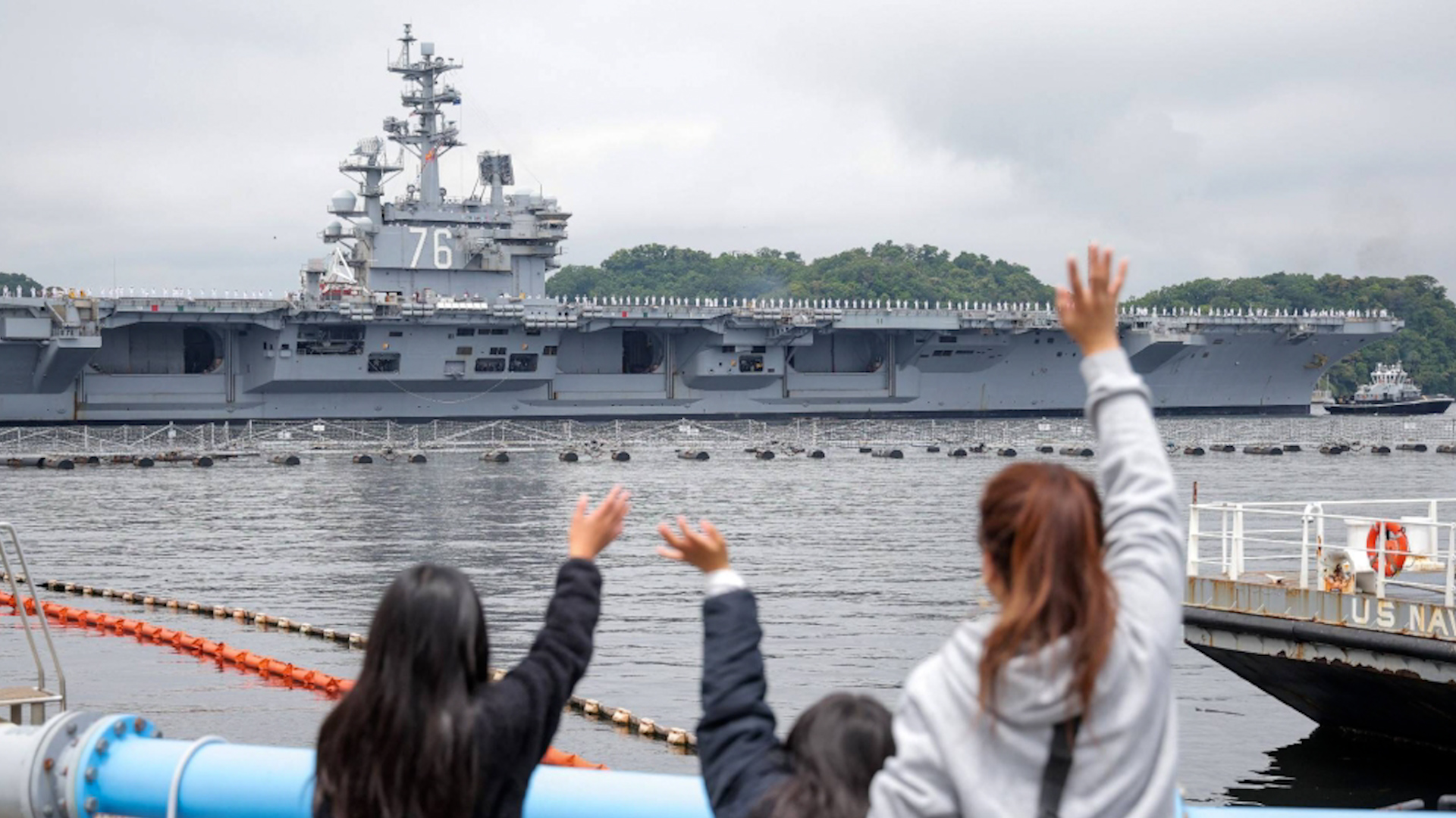 Người dân vẫy tay chào tạm biệt tàu sân bay USS Ronald Reagan khi nó rời căn cứ Yokosuka của Hải quân Mỹ ở tỉnh Kanagawa, ngày 16.5.2024