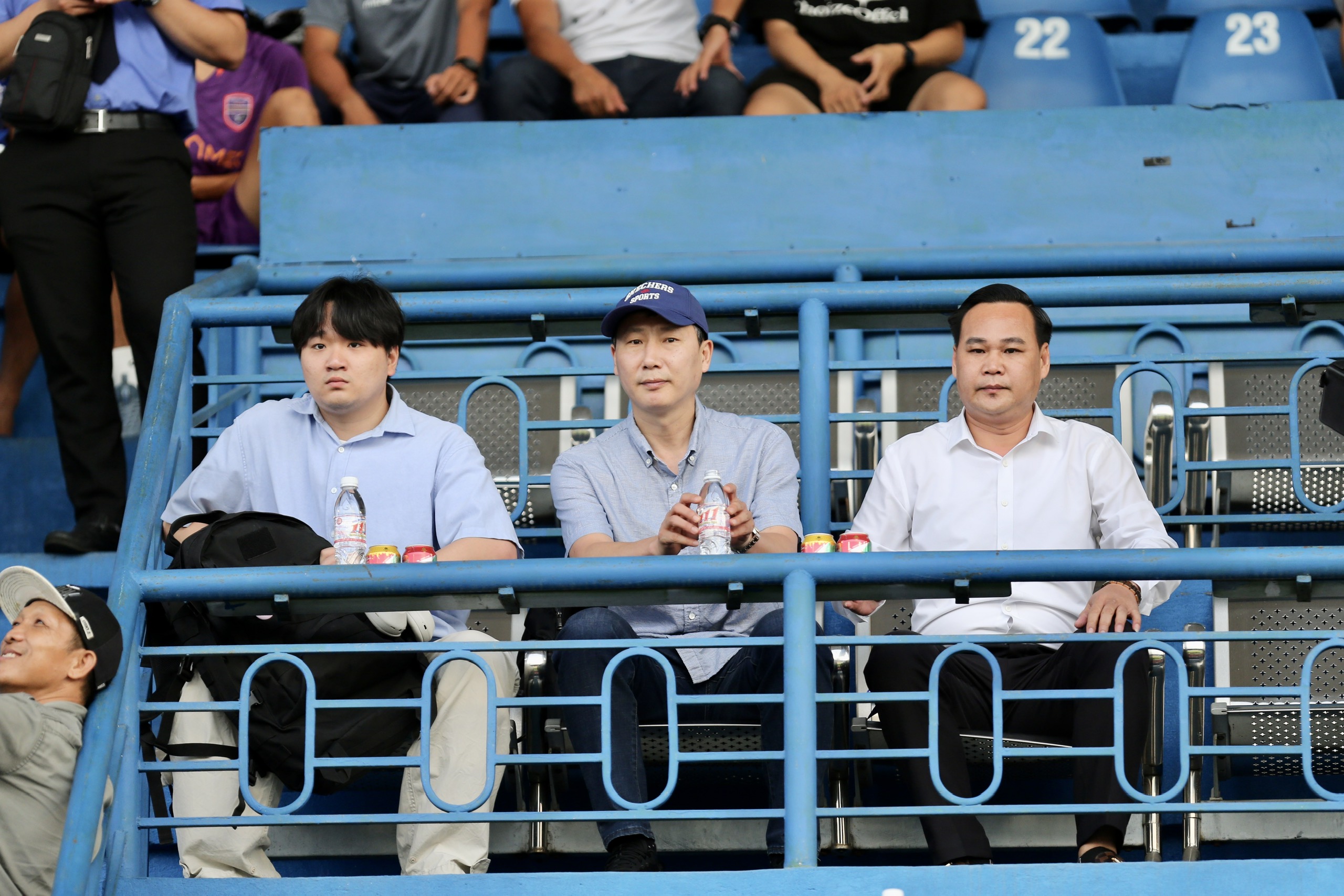 HLV Kim Sang-sik (giữa) dự khán trên sân Bình Dương chiều 17.5