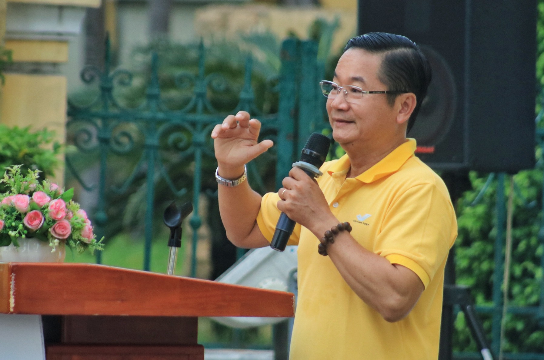 Ông Lê Hải Hòa, Phó trưởng BTC “Giải chạy bộ vì sức khỏe người lao động Bưu điện TP.HCM” phát biểu khai mạc giải chạy
