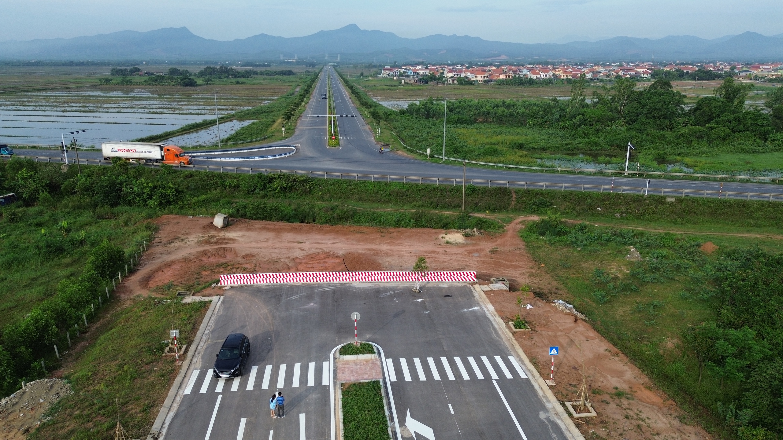 Tuyến đường nối từ cầu Nhật Lệ 2 đến đường tránh QL1 qua TP.Đồng Hới (Quảng Bình) như bỏ hoang vì nhà đầu tư BOT không cho đấu nối vào đường tránh