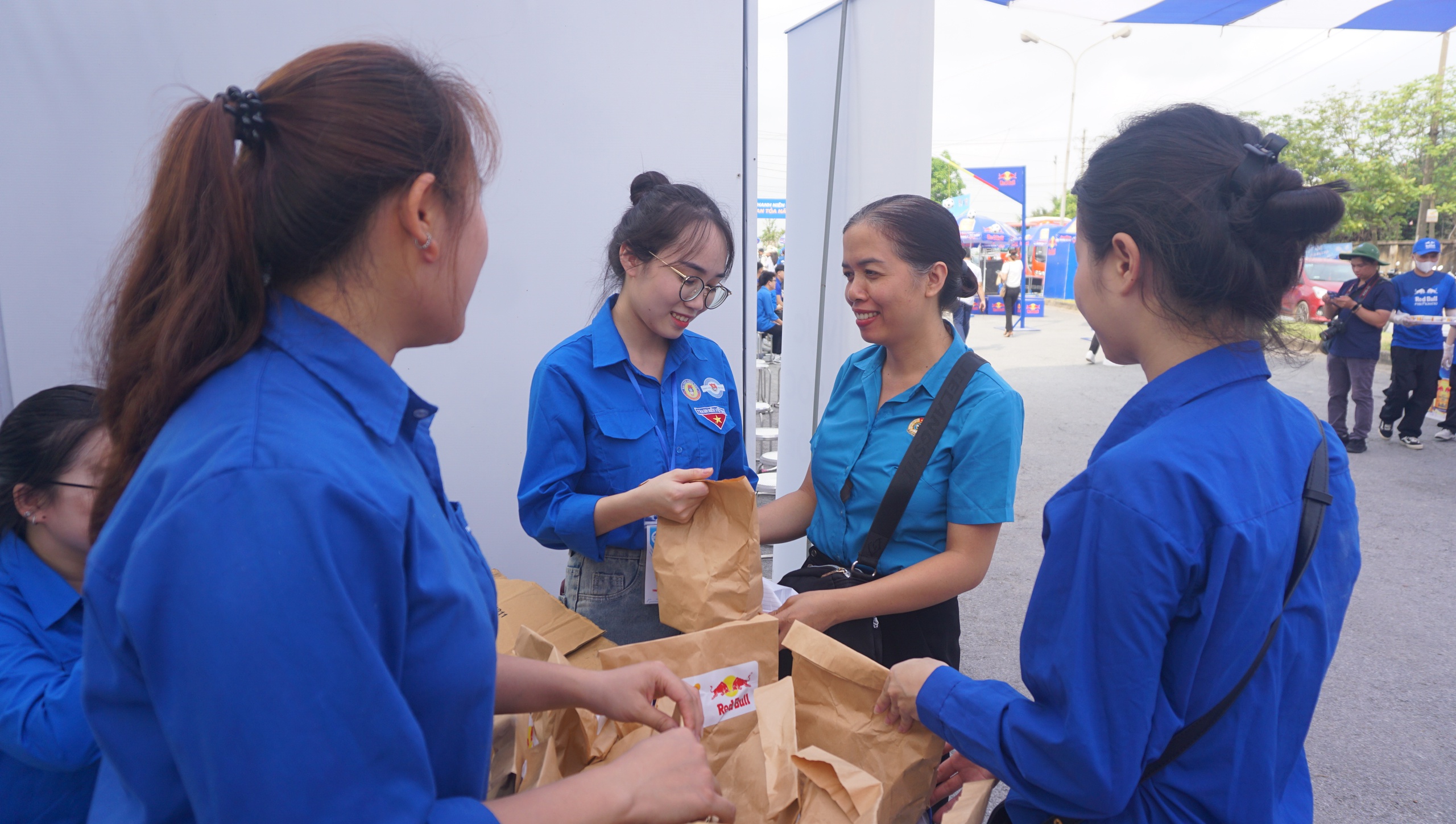 Nhãn hàng Redbull (Công ty TNHH TCP Việt Nam) tặng quà công nhân