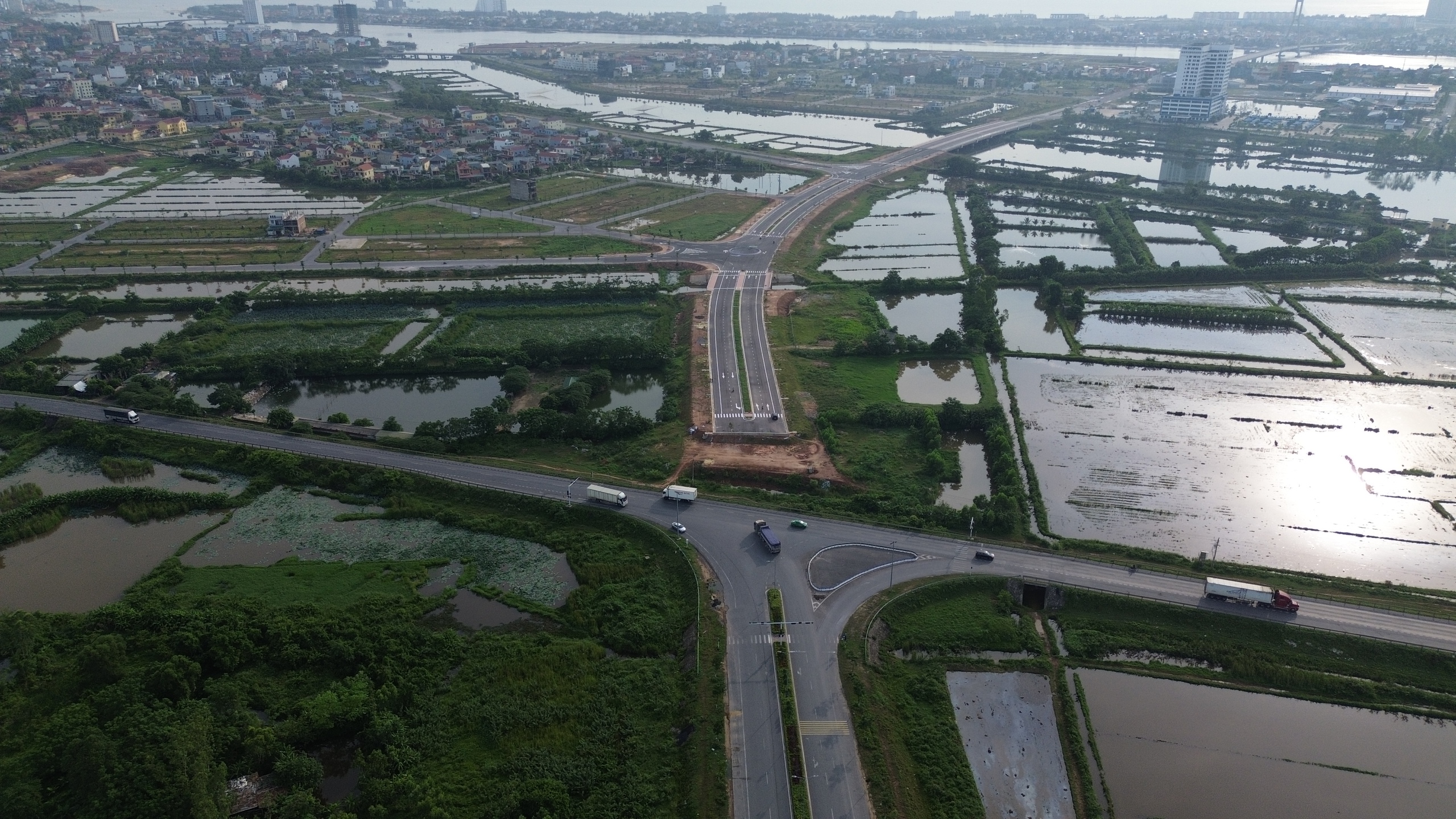 Thời gian tới, Sở GTVT Quảng Bình cho biết sẽ tiếp tục tham mưu UBND tỉnh đề nghị Quốc hội, Chính phủ, Bộ GTVT sớm có giải pháp xử lý, tháo gỡ các vướng mắc về đấu nối đường nhánh vào các tuyến đường BOT trên địa bàn tỉnh.