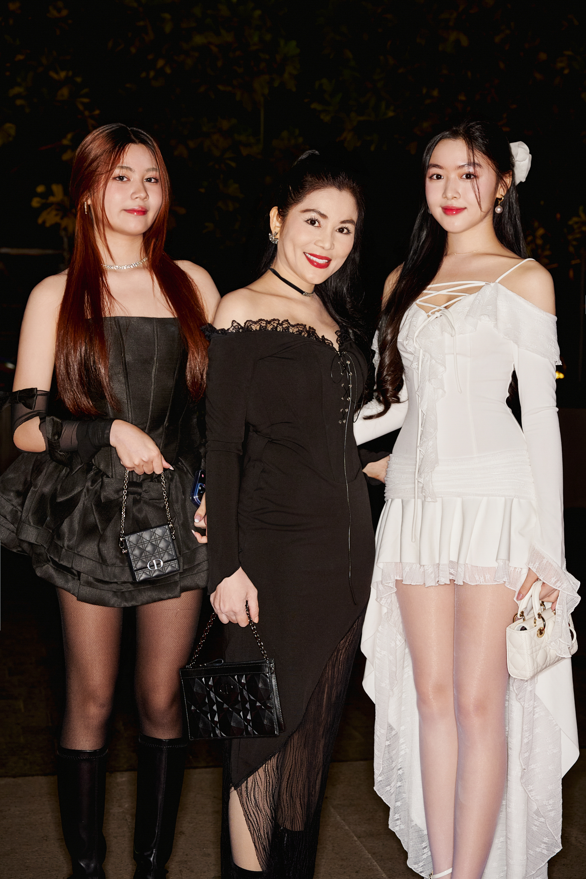 Xuất hiện cùng mẹ tại sự kiện thời trang, hai con gái Quyền Linh trở thành tâm điểm chú ý bởi nhan sắc được nhận xét xinh như hoa hậu. Cả hai chọn tông màu đối lập tôn chiều cao nổi bật