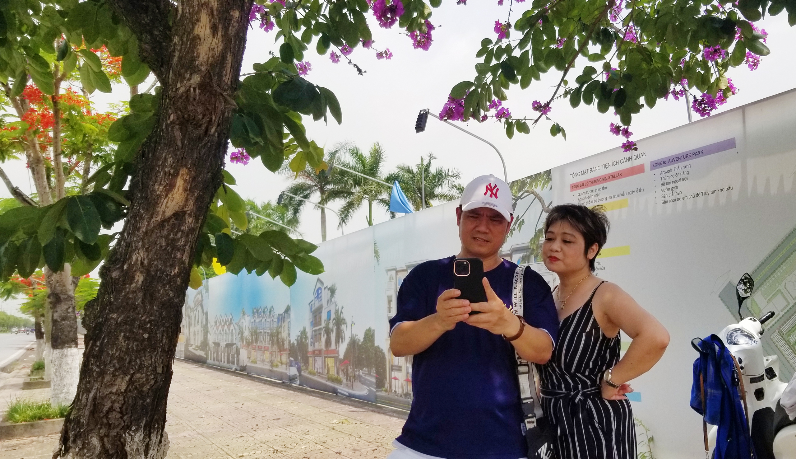 2 vị khách trên đường từ Đồ Sơn trở về nội thành Hải Phòng tranh thủ dừng xe trên đường Phạm Văn Đồng chụp ảnh