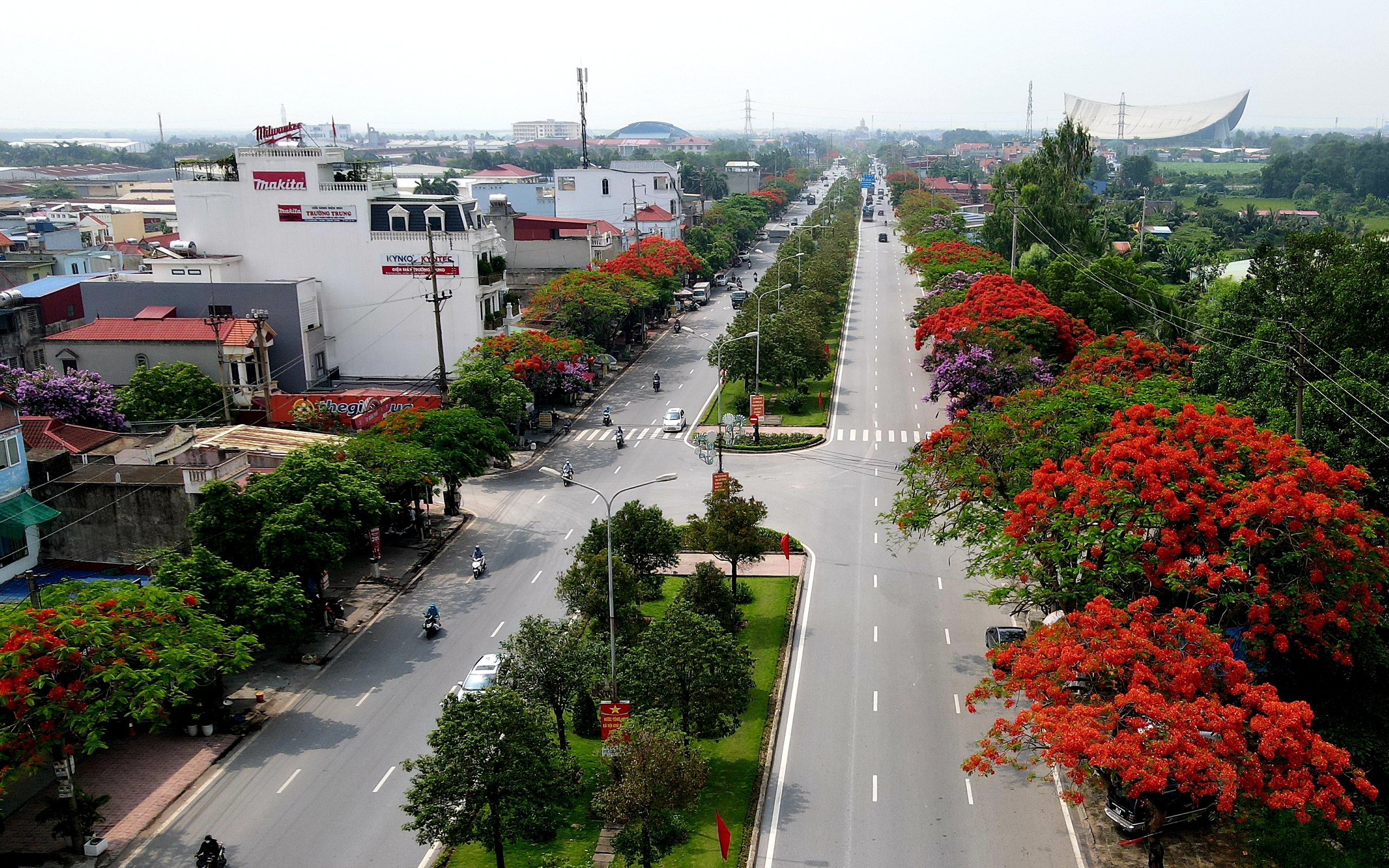 Đường Phạm Văn Đồng dài gần 15km điểm đầu từ Cầu Rào 1 tới Khu du lịch Đồ Sơn được mệnh danh là con đường hoa phượng đẹp nhất đất Cảng bắt đầu nhuộm đỏ