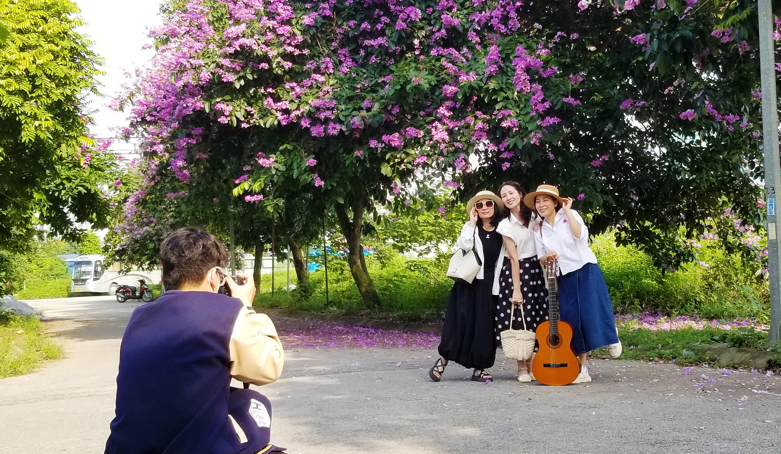Giới trẻ Hải Phòng tranh thủ chụp ảnh lưu niệm cùng hoa bằng lăng