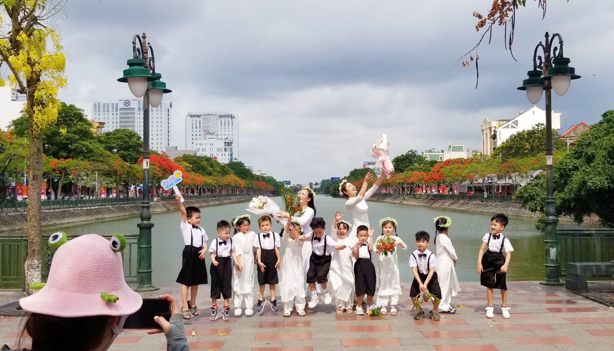 Cô trò Trường mầm non Hùng Vương (Q.Hồng Bàng) chụp ảnh bên hồ Tam Bạc đôi bờ hoa phượng đỏ