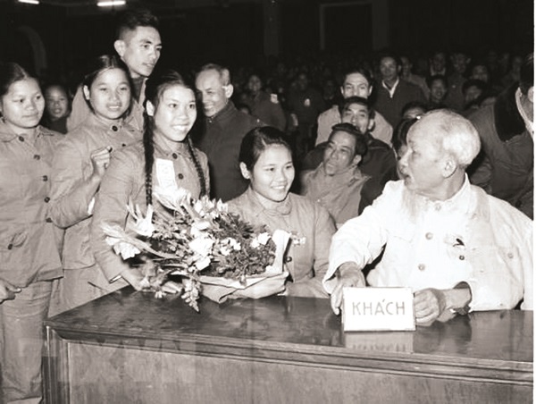 Chủ tịch Hồ Chí Minh nói chuyện với đại biểu thanh niên xung phong dự Đại hội Thanh niên xung phong chống Mỹ cứu nước toàn miền Bắc tháng 1.1967