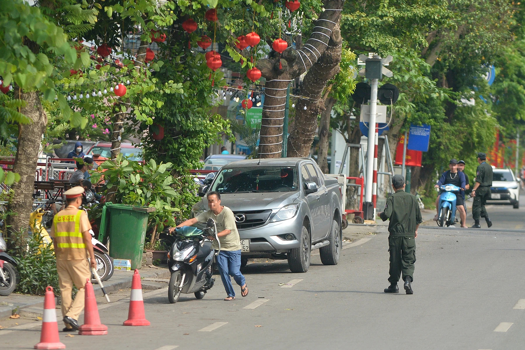 Tổ công tác đặc biệt đang làm nhiệm vụ trên đường Nguyễn Thái Học