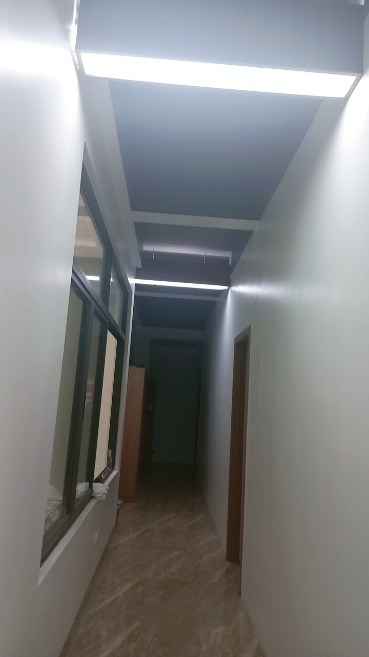 Dọc hành lang các tầng nhà nghỉ bố tôi đều lắp đèn cảm ứng và lấy ánh sáng tự nhiên từ giếng trời