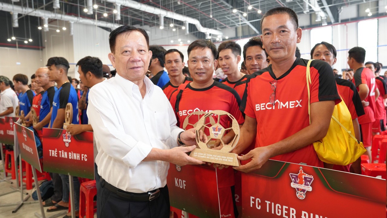 Ông Nguyễn Văn Hùng, Chủ tịch HĐQT Công ty Becamex trao tặng kỷ niệm chương cho các đội bóng