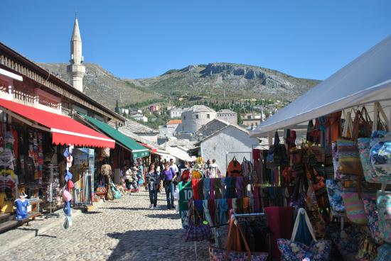 Tha hồ mua sắm từ chợ truyền thống tới trung tâm thương mại tại Mostar- Ảnh 1.