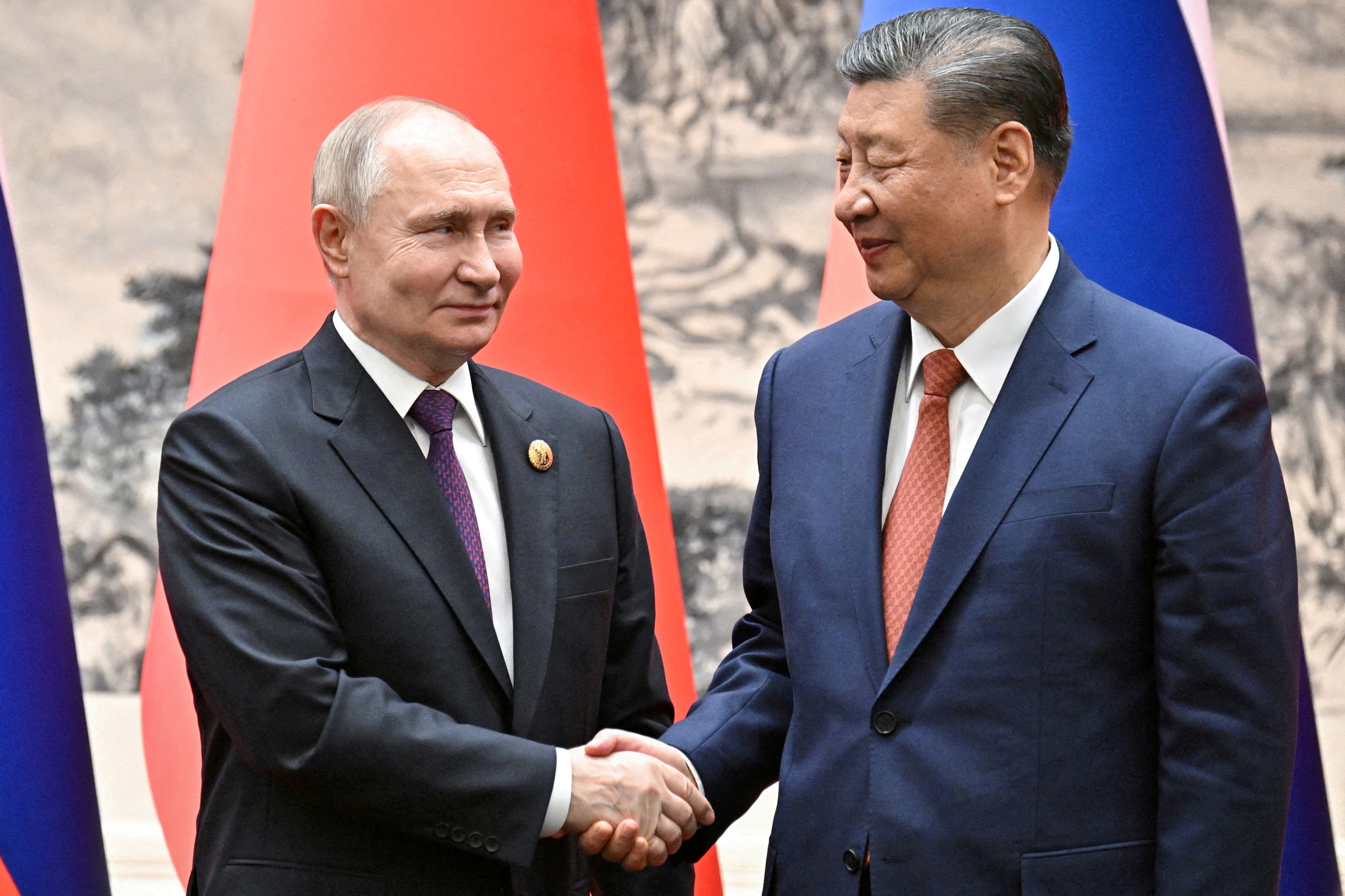 Tổng thống Nga Vladimir Putin (trái) bắt tay Chủ tịch Trung Quốc Tập Cận Bình trong cuộc gặp ở Bắc Kinh (Trung Quốc), ngày 16.5.2024