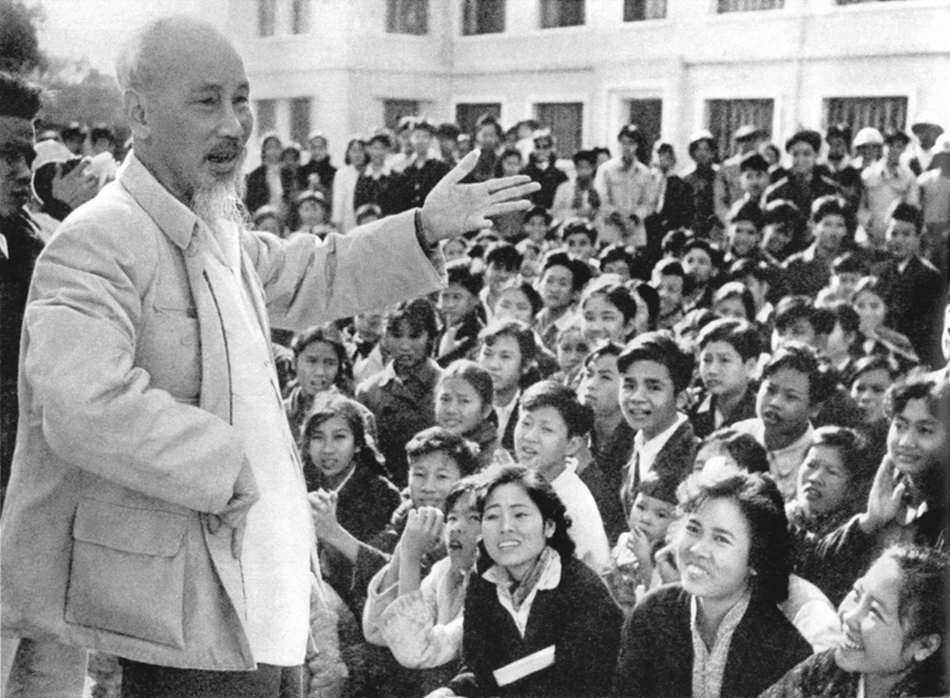 Chủ tịch Hồ Chí Minh nói chuyện với học sinh Trường Nghệ thuật sân khấu T.Ư ở khu văn công Mai Dịch, Hà Nội ngày 25.11.1961
