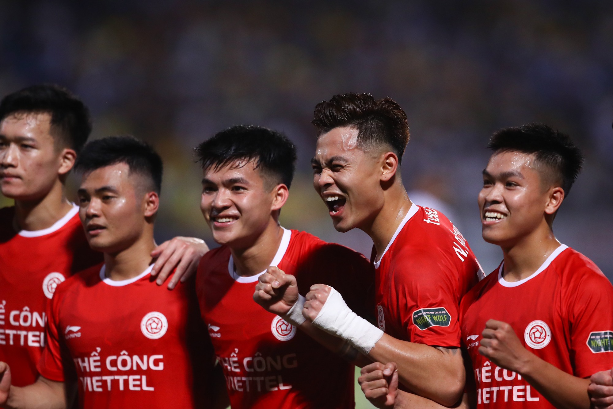 1.jpgĐánh bại CLB Nam Định, CLB Thể Công Viettel giúp cuộc đua giành ngôi vô địch V-League tiếp tục gay cấn