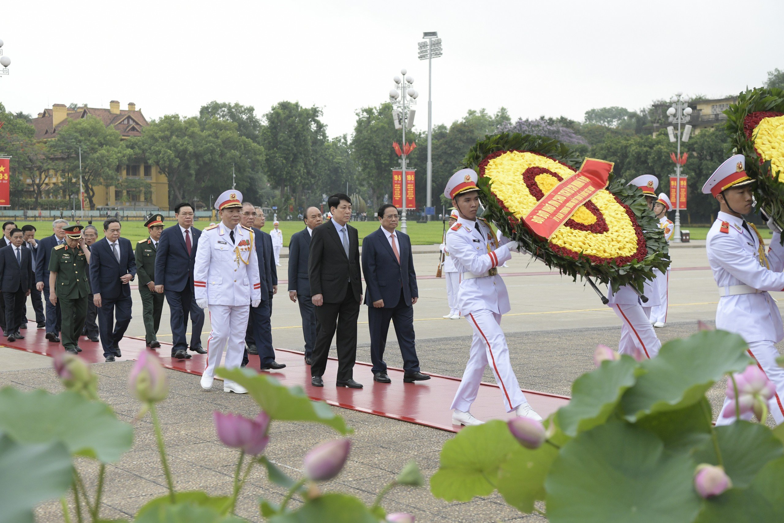 Lãnh đạo Đảng, Nhà nước vào Lăng viếng Chủ tịch Hồ Chí Minh- Ảnh 1.