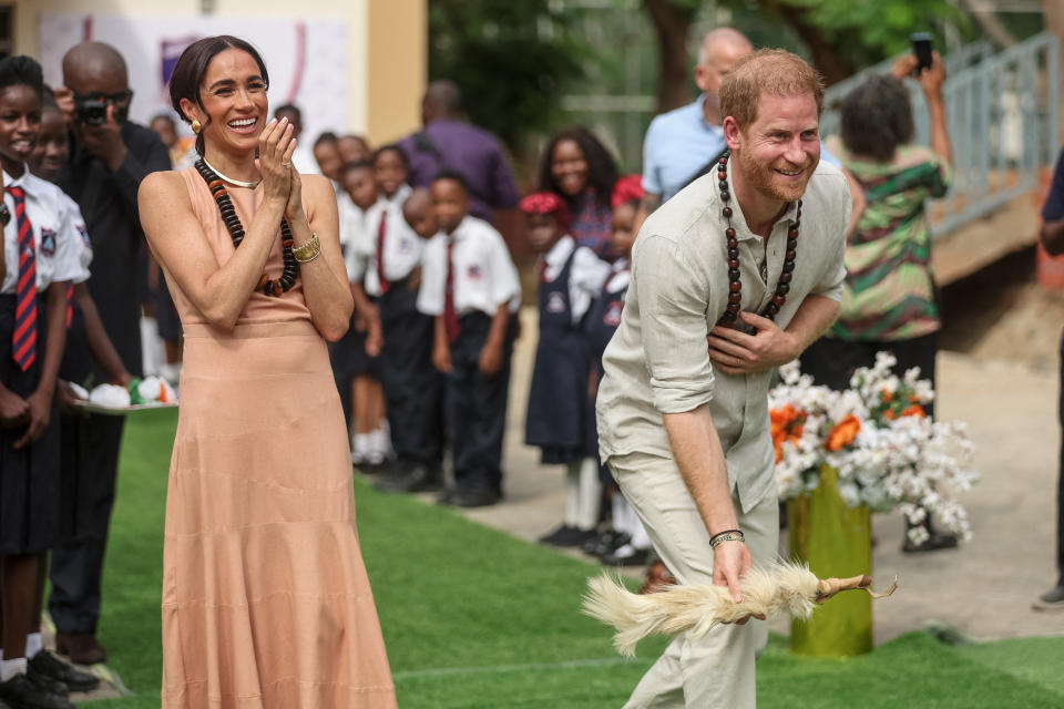 Công nương Meghan Markle chi gần 4 tỉ đồng tiền trang phục khi công du  Nigeria