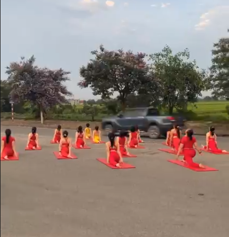 Trong clip, người phụ nữ khẳng định đây là nhóm tập Ngân Châu yoga đang tập tại khu vực TT.Kiến Xương (H.Kiến Xương, Thái Bình)