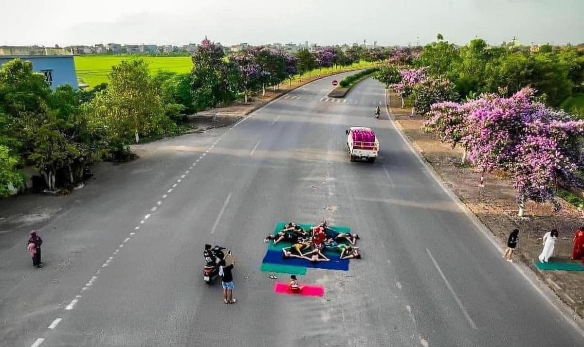 Nhóm phụ nữ nằm trải thảm giữa đường ở tỉnh Thái Bình