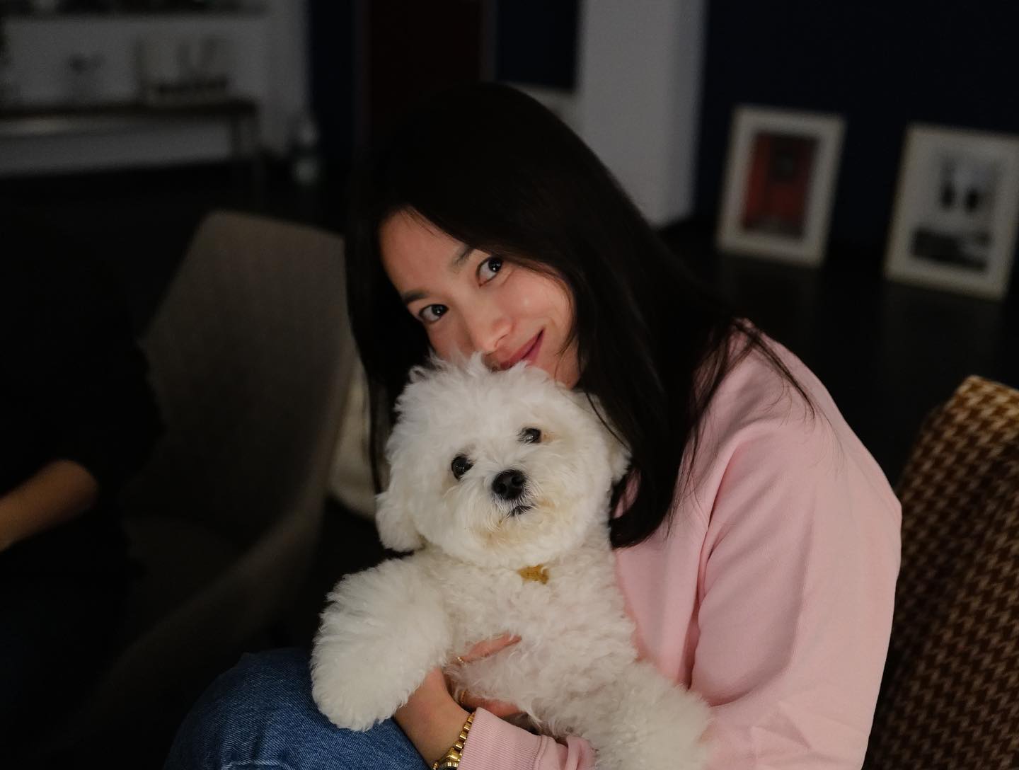 5 năm qua, Song Hye Kyo kín tiếng về đời tư. Trên trang cá nhân, cô chia sẻ ảnh bầu bạn với thú cưng, tụ tập bạn bè, tận hưởng cuộc sống tự do, thoải mái, tránh xa những nơi ồn ào khi không phải làm việc. Nữ diễn viên cũng là đại gia 