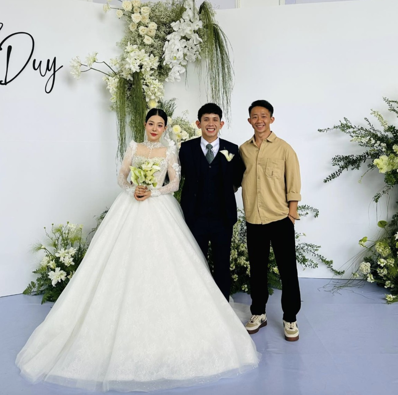 Tiền vệ của HAGL - Châu Ngọc Quang (bìa phải) dự đám cưới của Hồng Duy tại Gia Lai