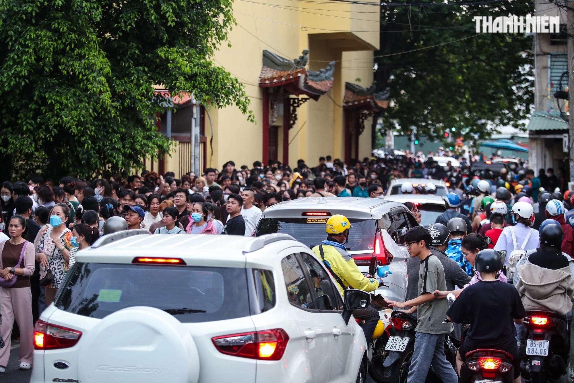 Ngay từ 17 giờ chiều, rất đông người đổ về khu vực đường dẫn vào chùa Pháp Hoa gây nên cảnh ùn tắc cục bộ