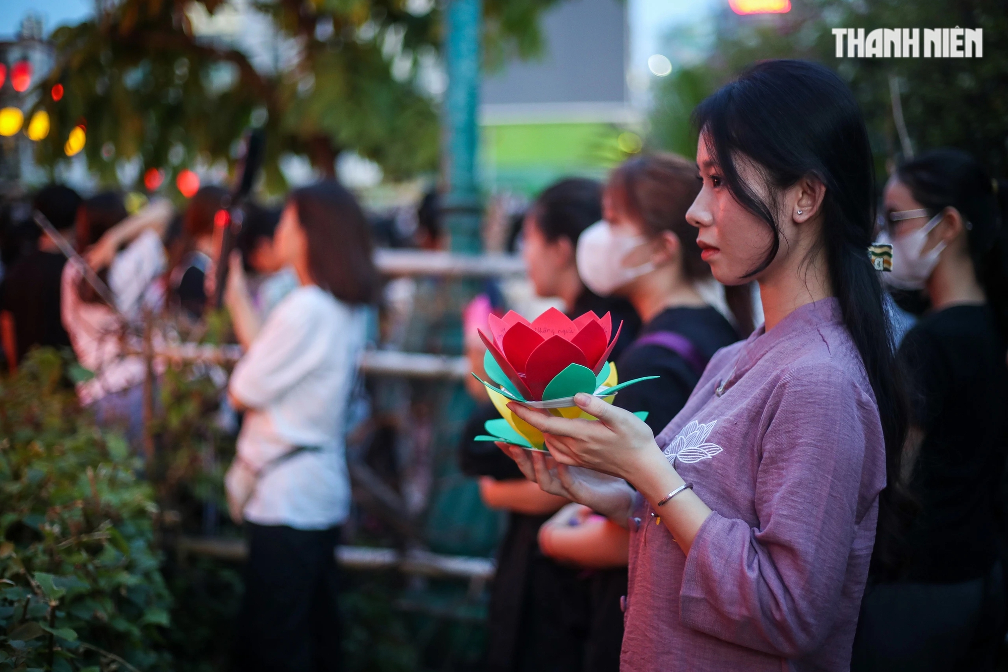 Bên trong khuôn viên chùa, mỗi người tham dự sẽ được trao miễn phí một đèn hoa đăng và có ghi lên đó những ước nguyện, mong muốn tốt đẹp nhất cho bản thân, gia đình và người thương yêu