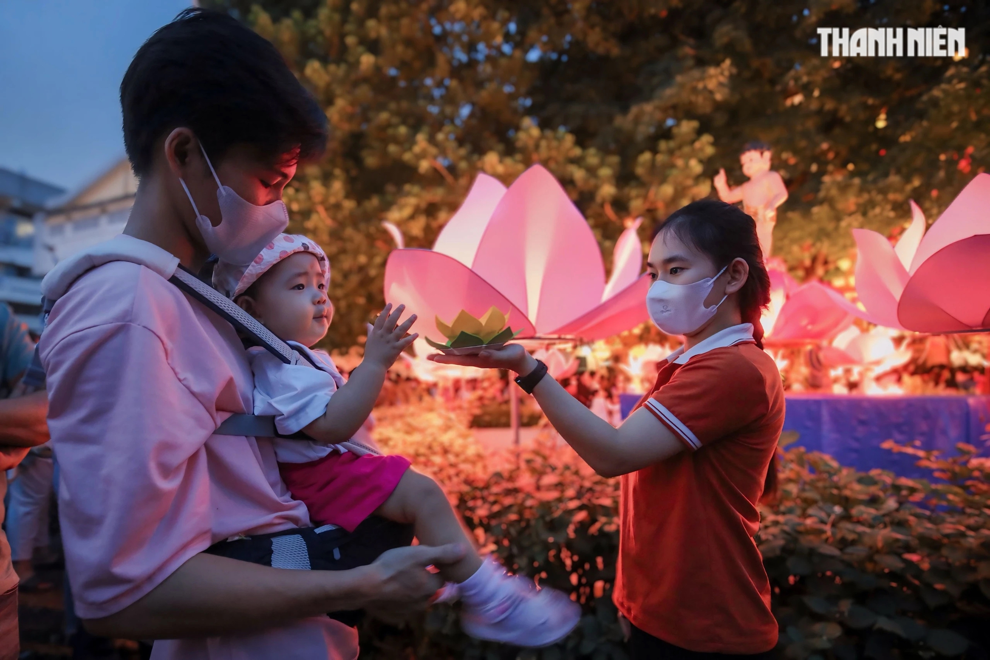 Nhiều gia đình đưa con nhỏ đến chùa Pháp Hoa để cầu sức khoẻ, hi vọng gia đình có một năm thật an lành hạnh phúc