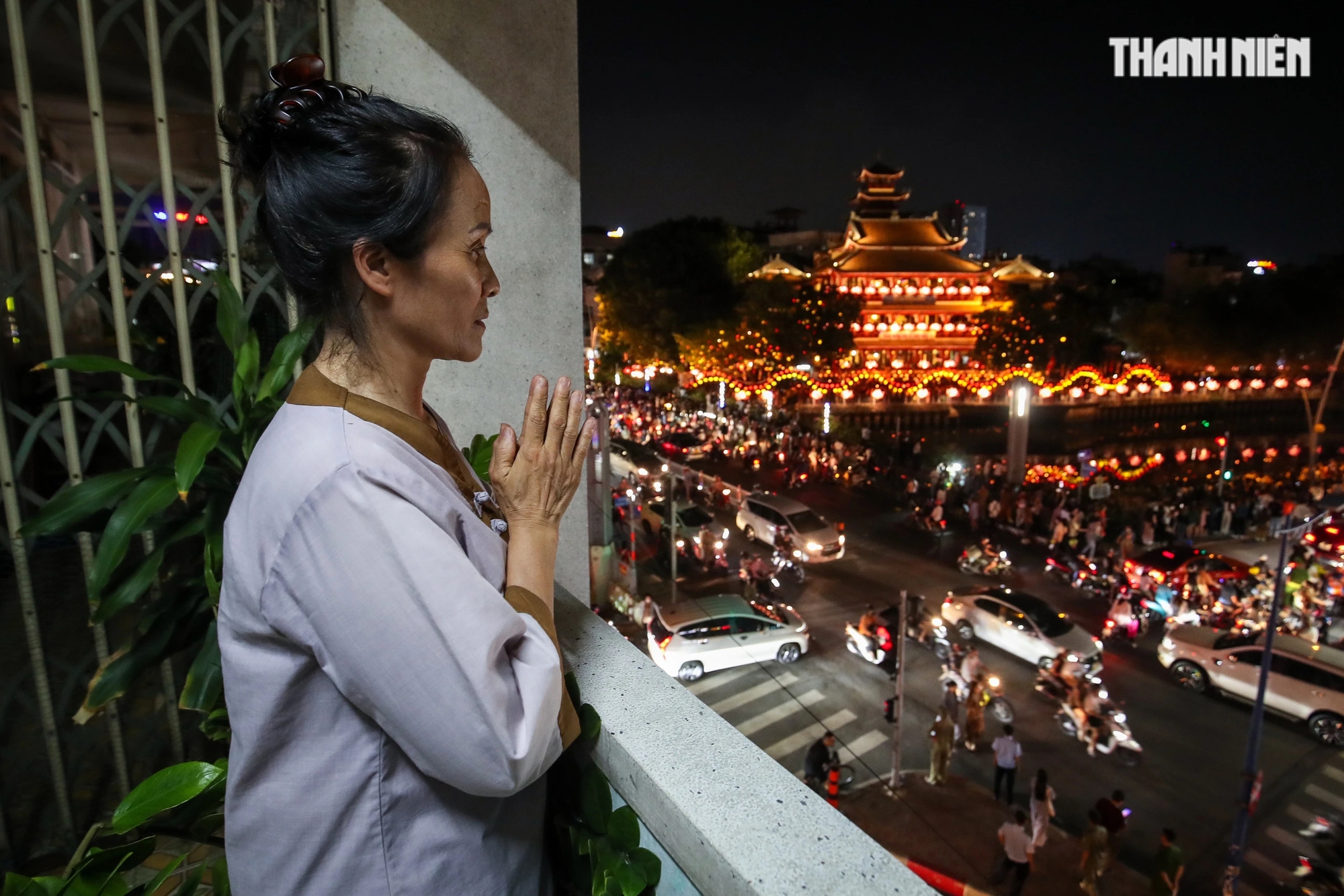 Cô Nga Nguyễn cho biết hằng năm cô đều dự lễ thả hoa đăng tại chùa Pháp Hoa, nhưng năm nay lượng người về đây đông quá nên cô tìm đến chung cư gần đó có góc cao để xem hoa đăng
