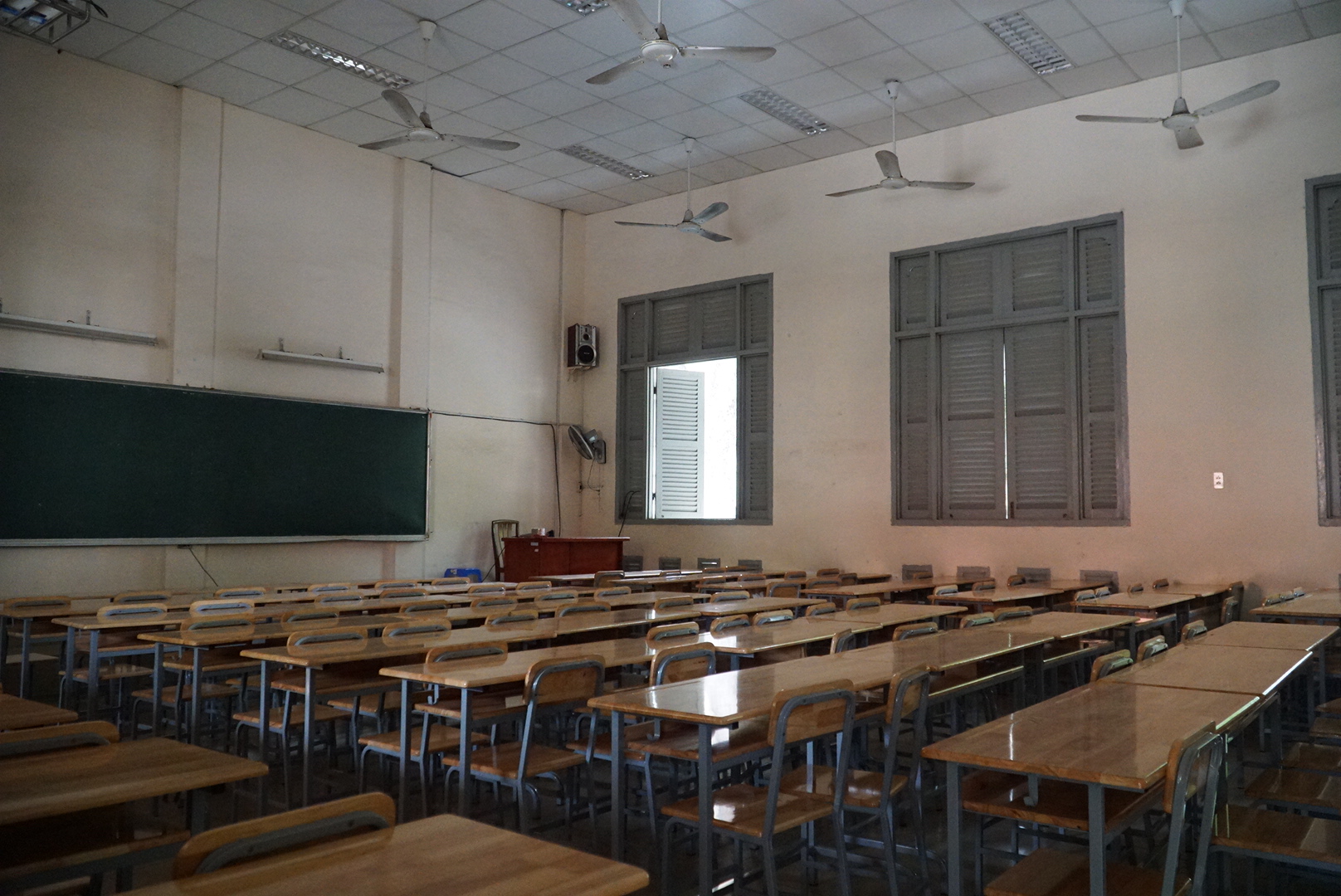 Bên trong các phòng học của sinh viên và được cải tạo ở một số hạn mục như la phông
