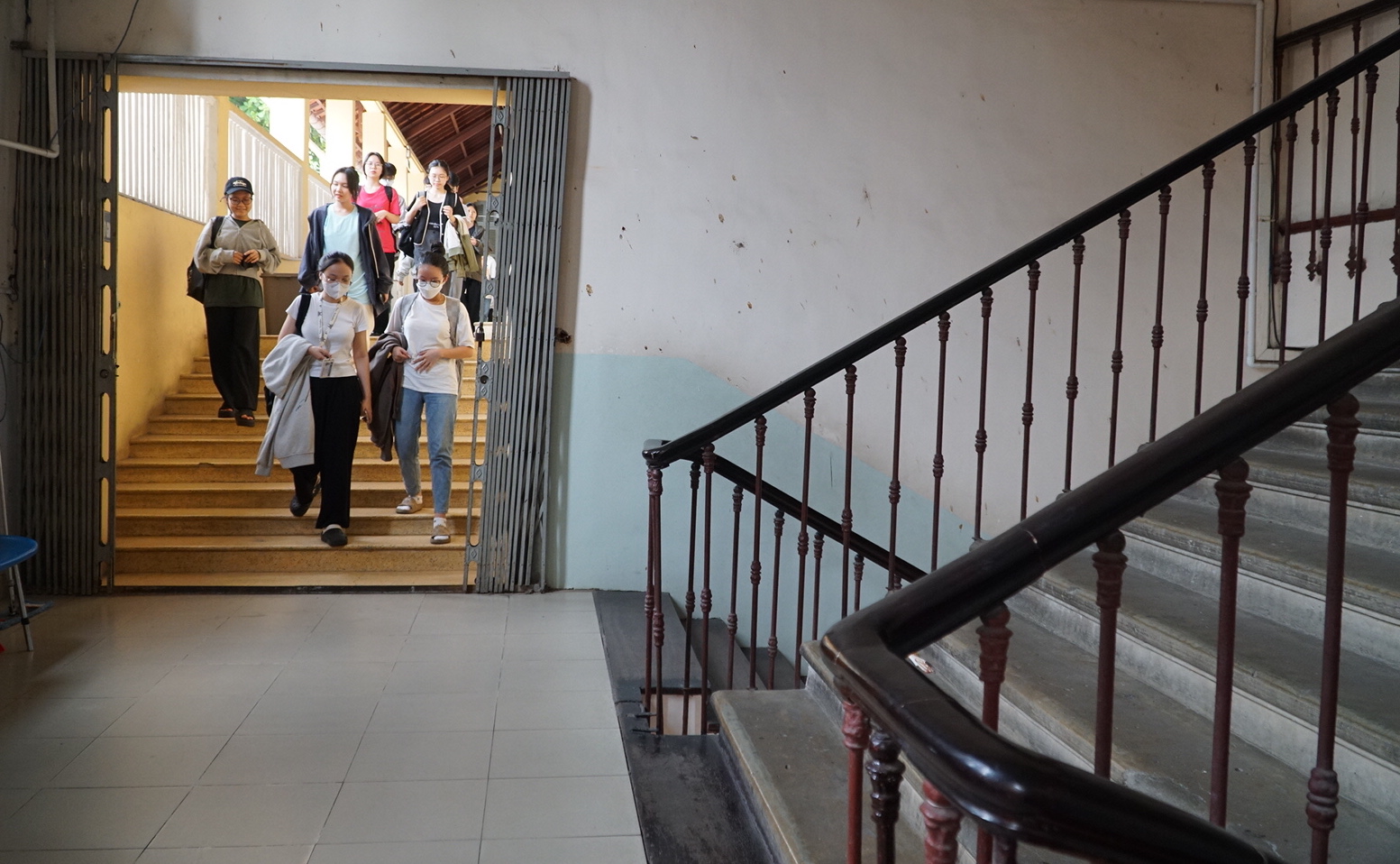 Điểm nối giữa cầu thang gỗ là hành lang, nơi dẫn vào các phòng học của sinh viên
