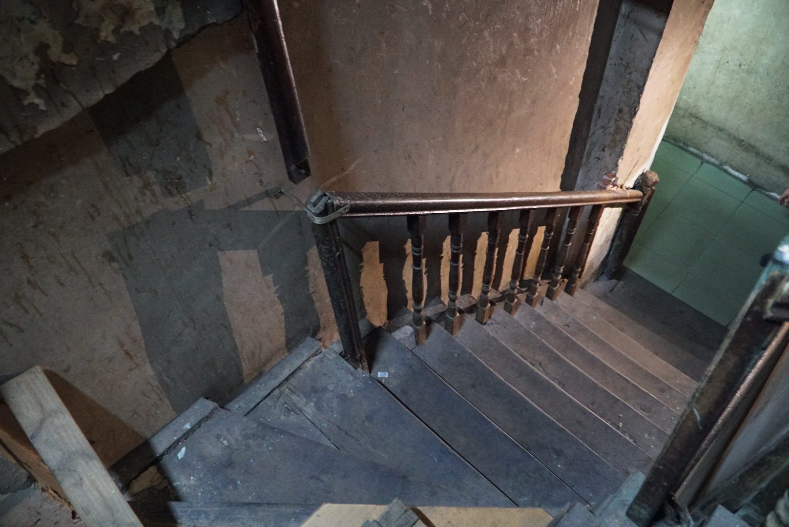 Cầu thang gỗ, nơi dẫn lên tầng 1 của căn nhà