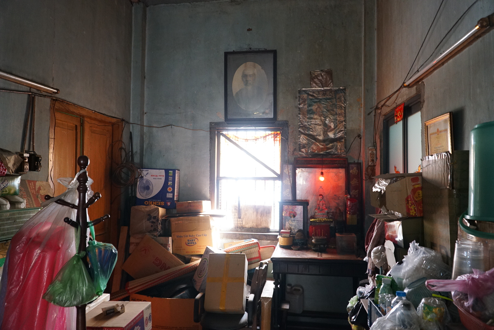 Phía trên tầng 1 được chia làm 4 phòng nhỏ. Trong hình là bức ảnh ông cố của anh Dương Ký và được treo ở đó hàng chục năm