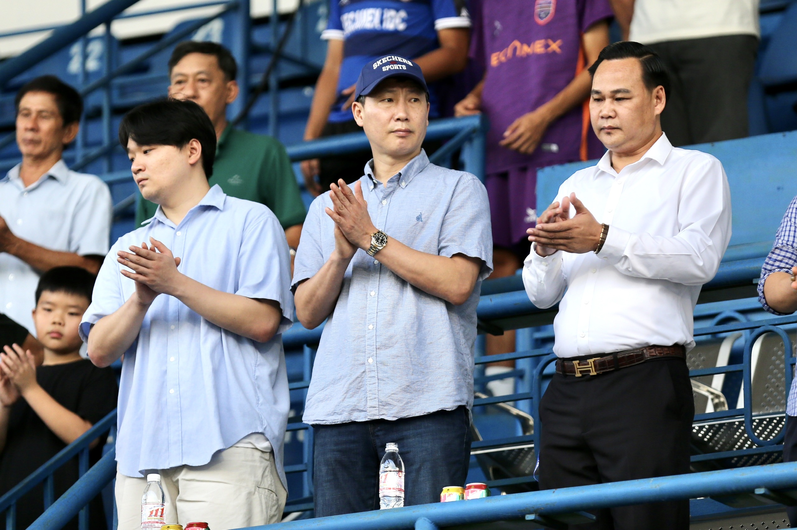 HLV Kim Sang-sik theo dõi trận đấu giữa CLB Bình Dương và CAHN