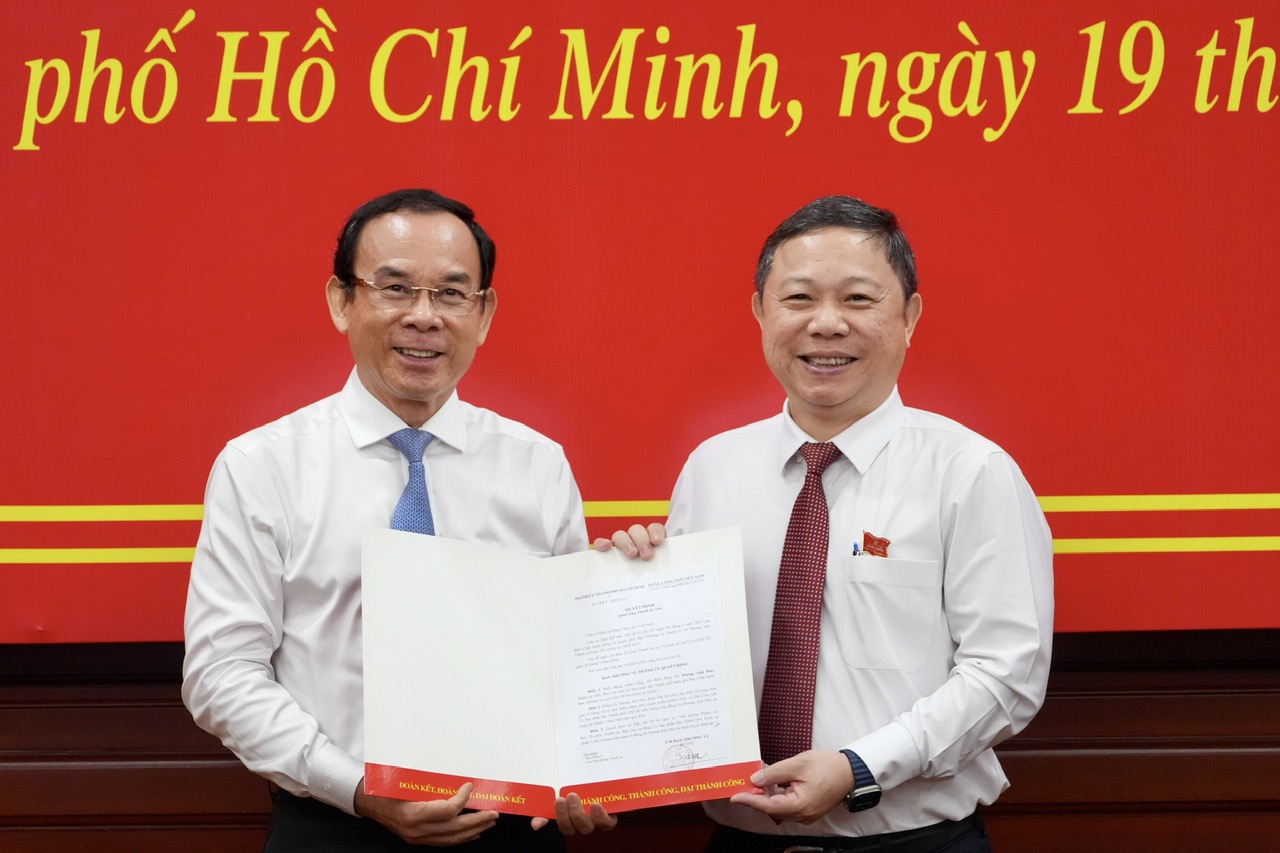Bí thư Nguyễn Văn Nên trao quyết định điều động cho ông Dương Anh Đức