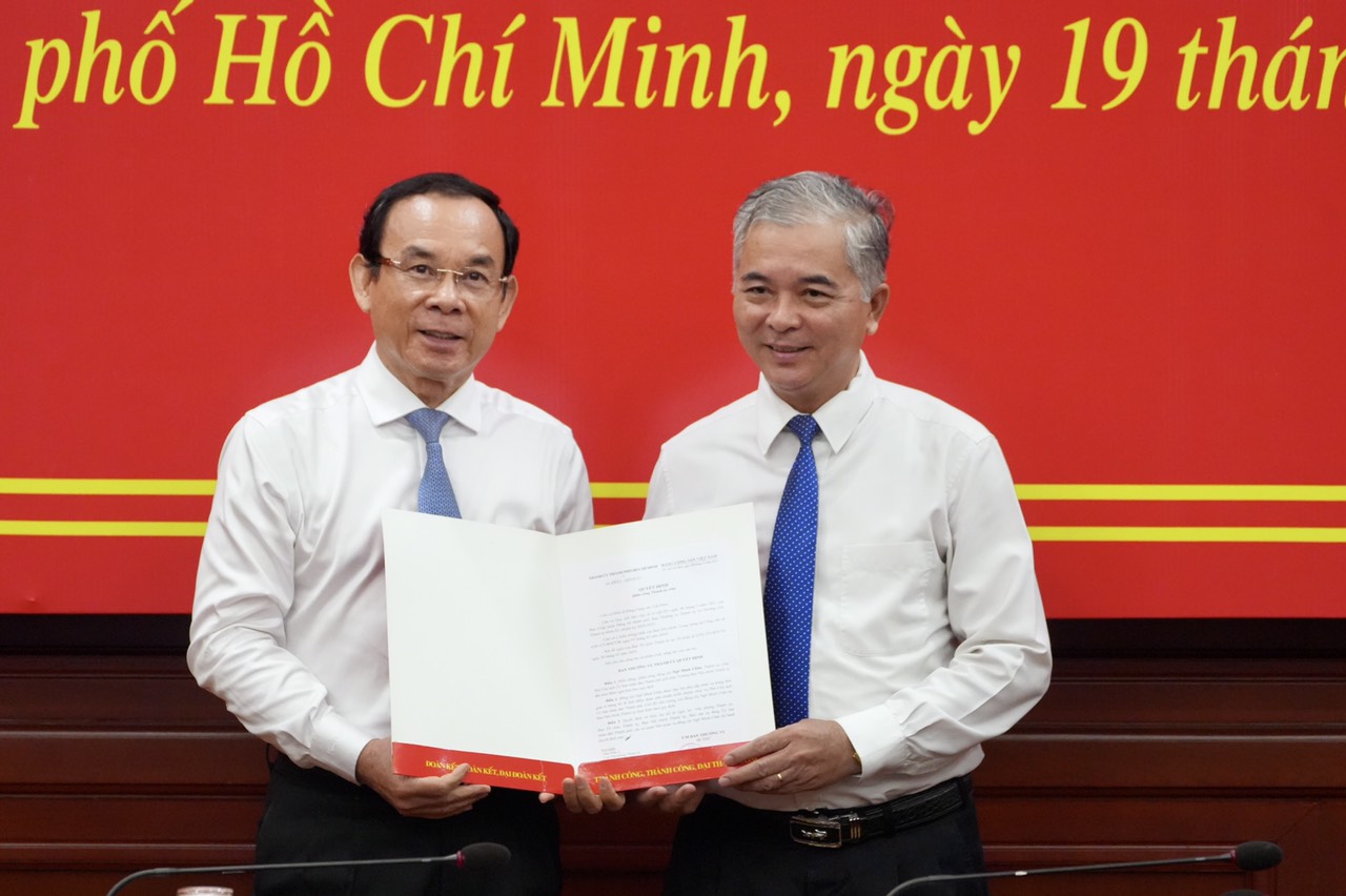 Bí thư Nguyễn Văn Nên trao quyết định điều động, phân công cho ông Ngô Minh Châu