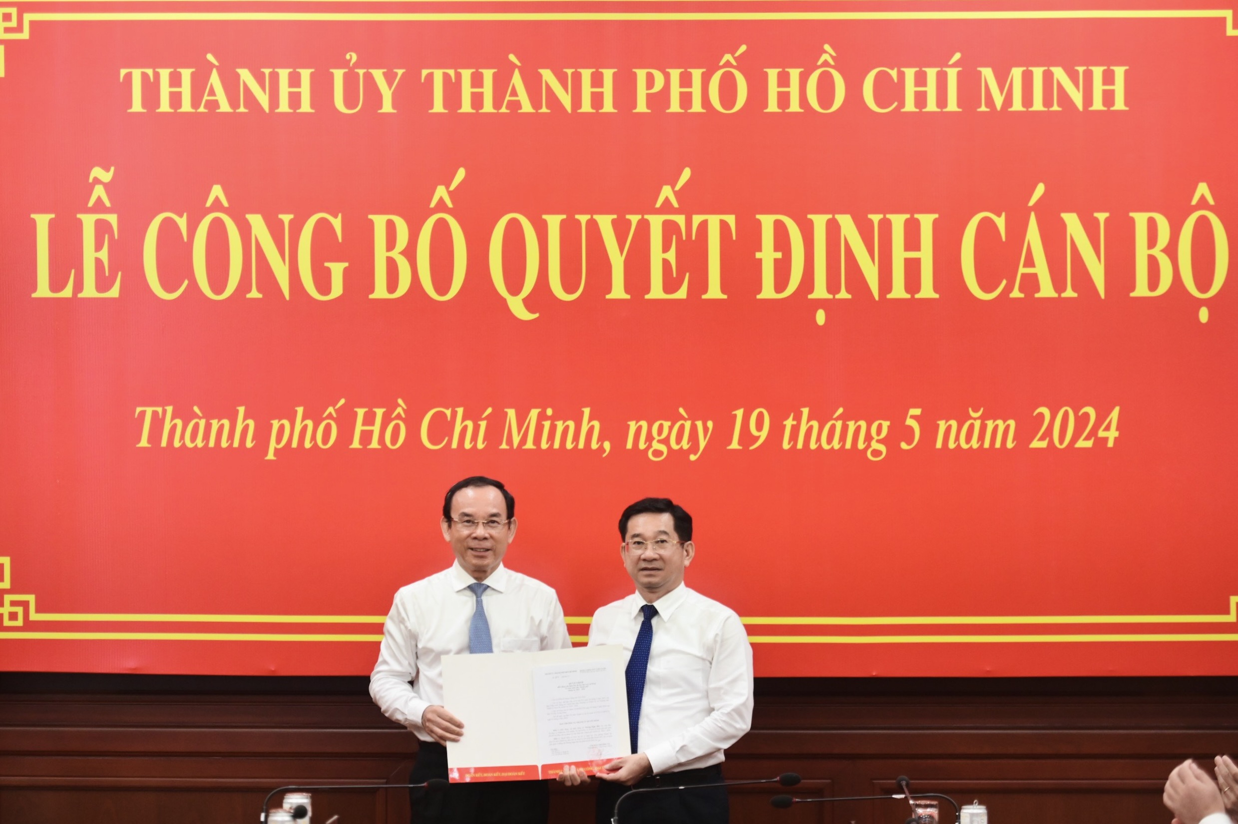 Bí thư Nguyễn Văn Nên trao quyết định điều động, chỉ định ông Dương Ngọc Hải tham gia, giữ chức Phó bí thư Ban cán sự Đảng UBND TP.HCM nhiệm kỳ 2021 - 2026