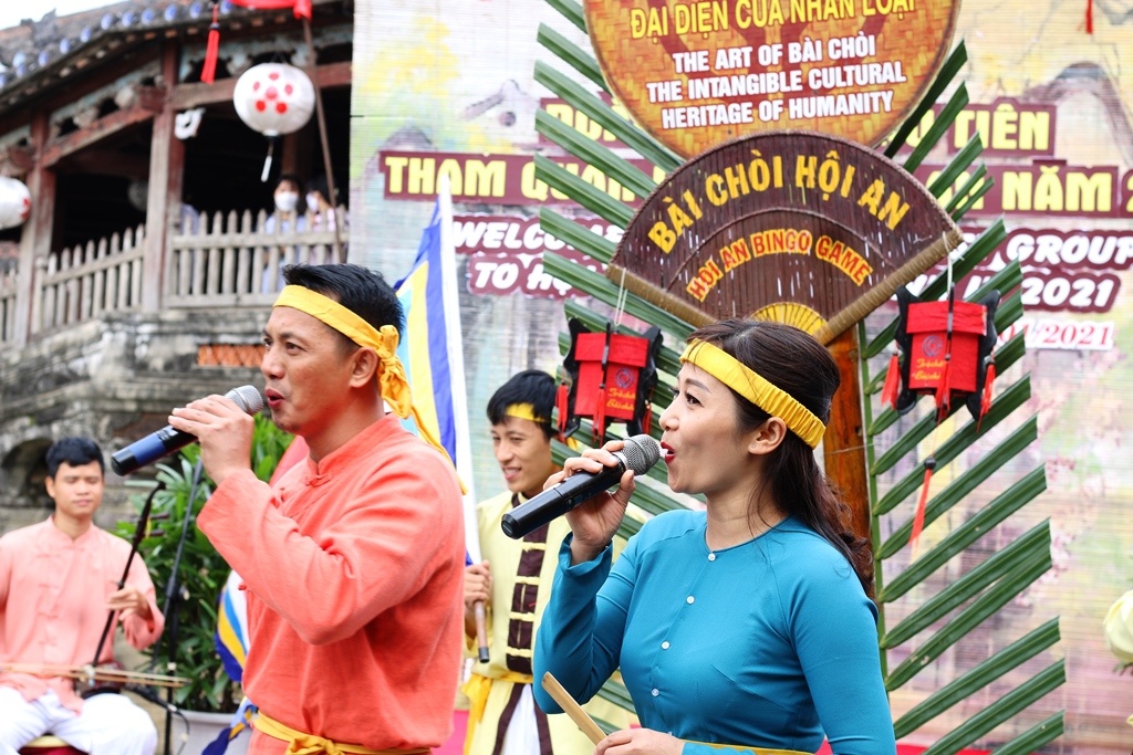 Bai Choi finns inte bara i Hoi An - Foto 2. Hội An, trong nhiều năm nay, là nơi chơi bài chòi phục vụ du khách liên tục hằng đêm