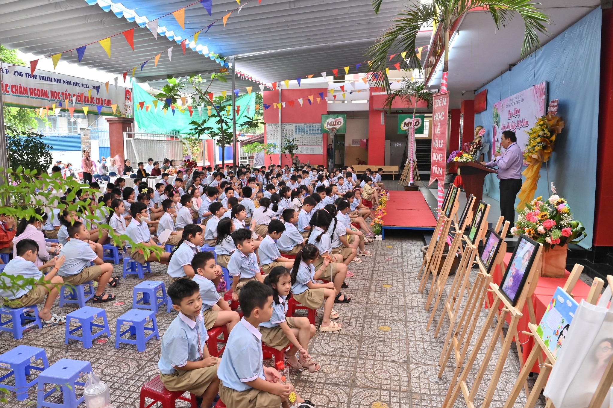 Học sinh Trường tiểu học Điện Biên trong lễ tri ân các nhà giáo ngày 20.11