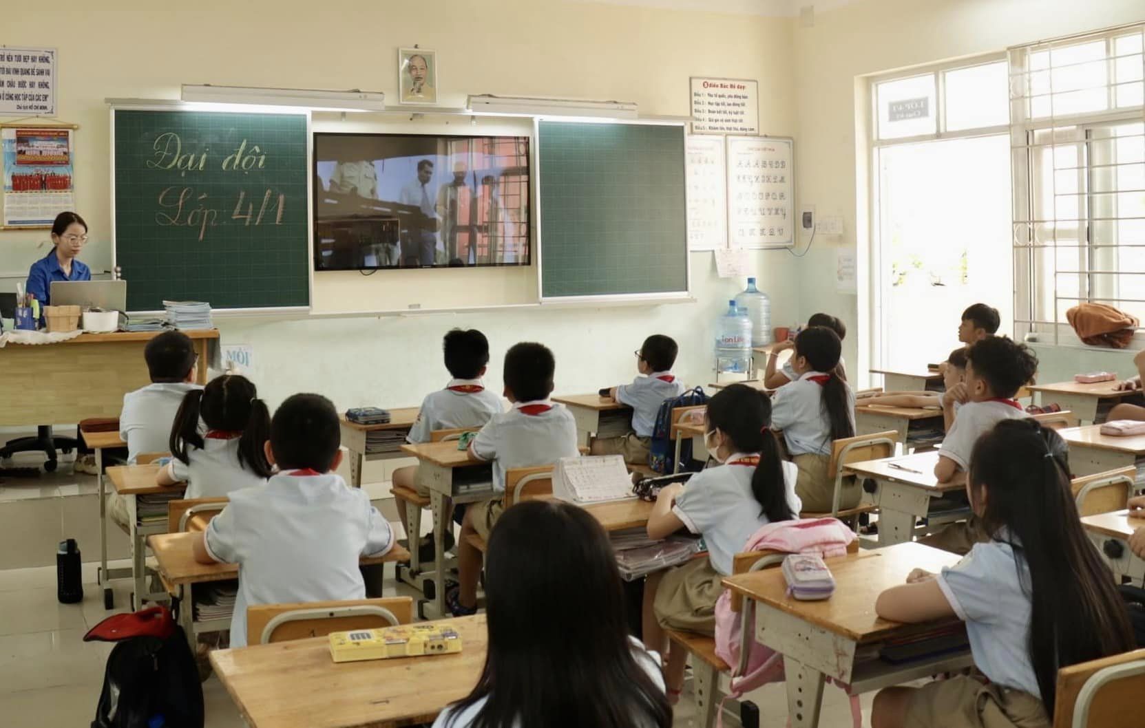 Học sinh cùng xem lại các bộ phim tài liệu về chiến dịch Điện Biên Phủ
