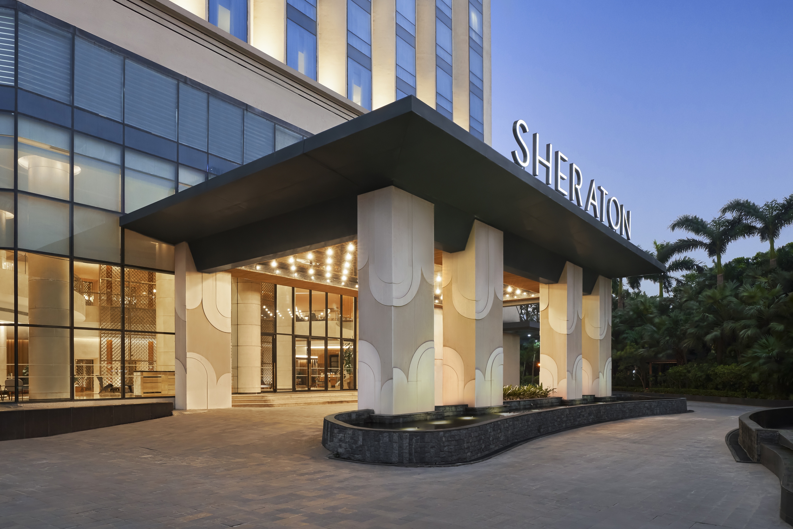 Nằm tại khu vực phía tây bắc của Thủ đô, Sheraton Hanoi West tọa lạc ngay gần Sân vận động Mỹ Đình,Trung tâm Hội nghị Quốc gia, gần với khu phố Hàn Quốc nhộn nhịp và chỉ cách Sân bay quốc tế Nội Bài 30 phút lái xe, đây là điểm đến lý tưởng cho du khách đang tìm kiếm một nơi ở thuận tiện và dễ dàng di chuyển