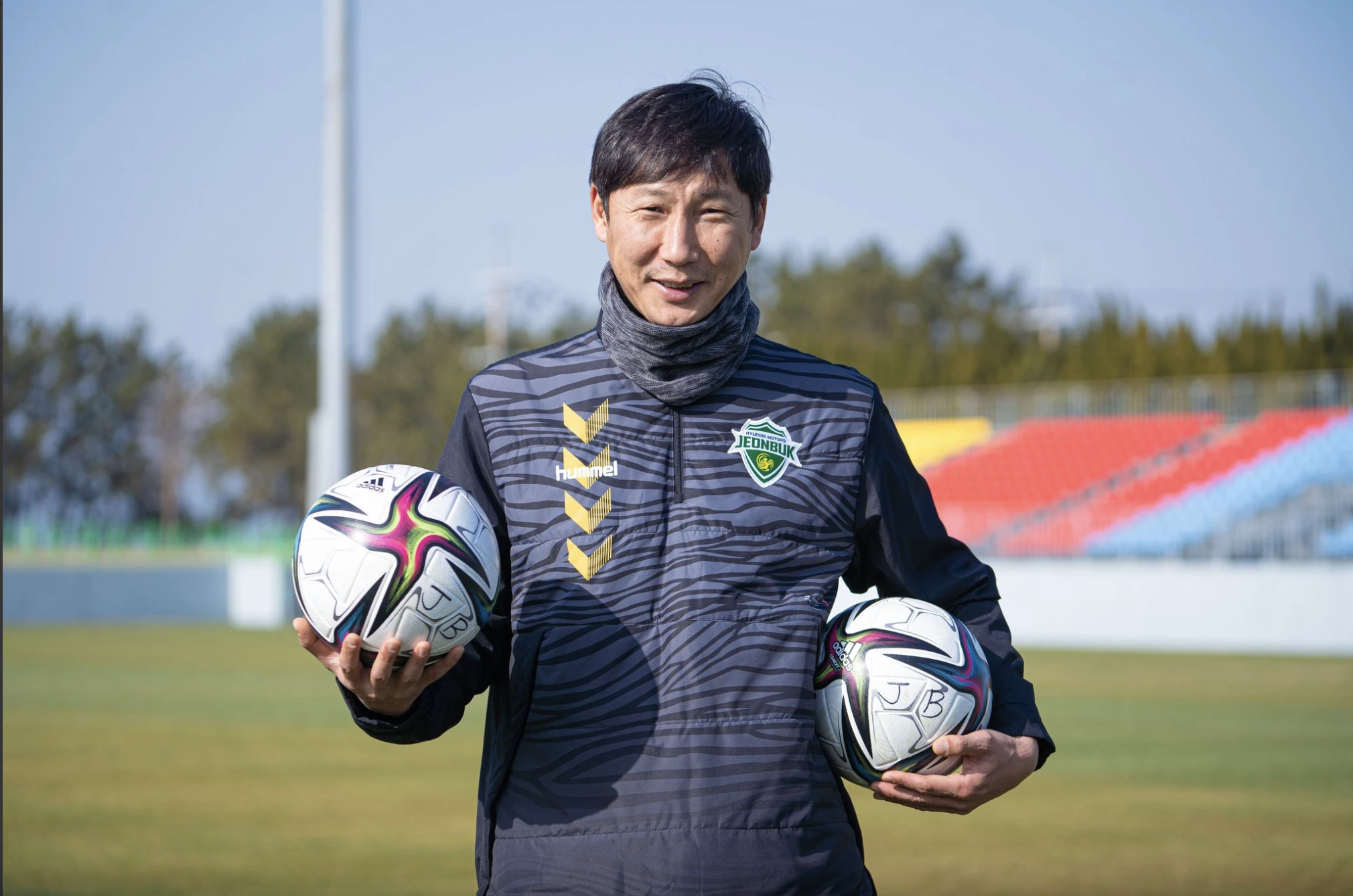 HLV Kim Sang-sik thuộc lớp nhà cầm quân trẻ hiện đại của bóng đá Hàn Quốc