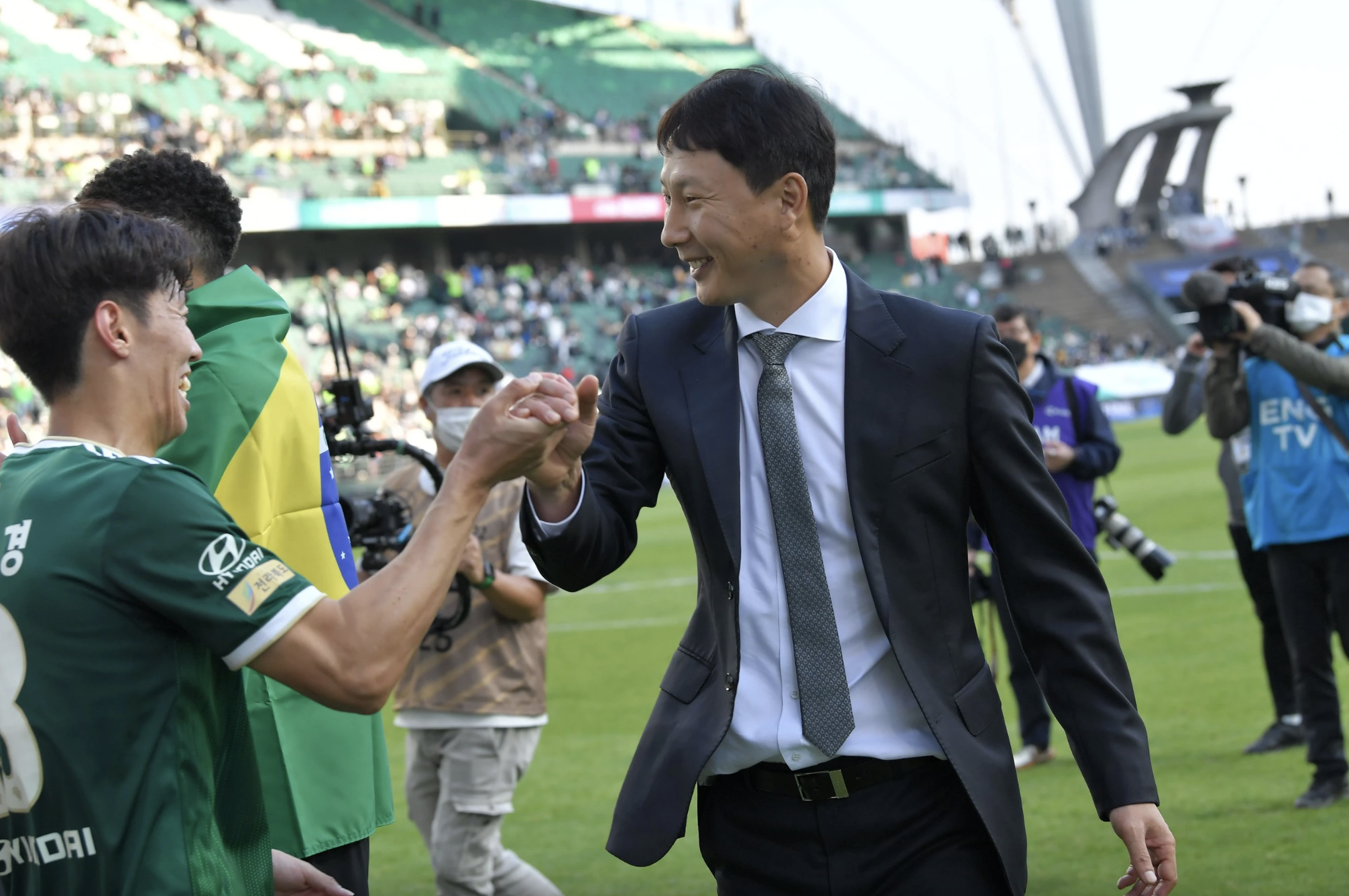 HLV Kim Sang-sik cùng CLB Jeonbuk vô địch K-League 2021