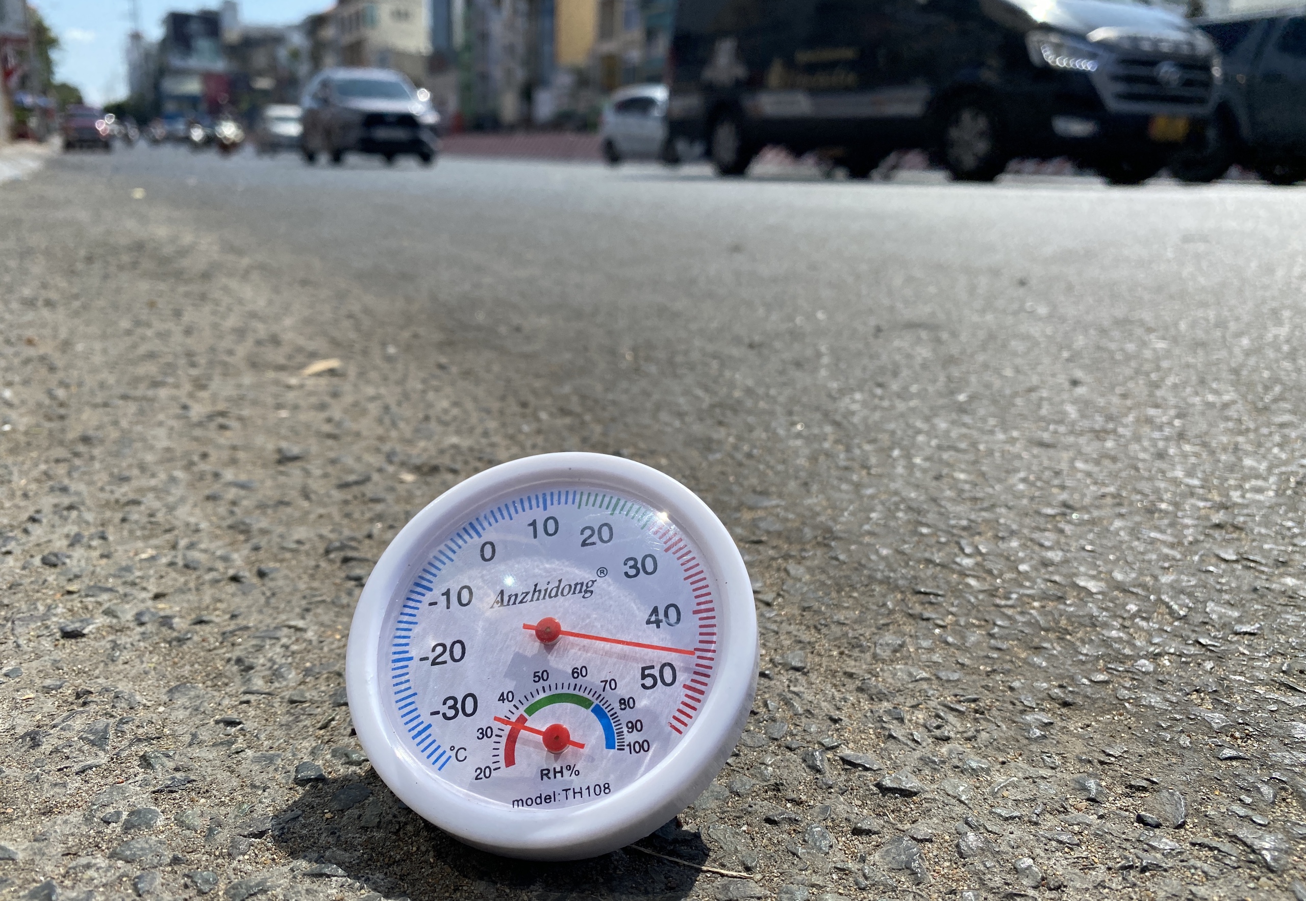 Còn tại đường Điện Biên Phủ (Q.Bình Thạnh) ghi nhận nhiệt độ là 46 độ C