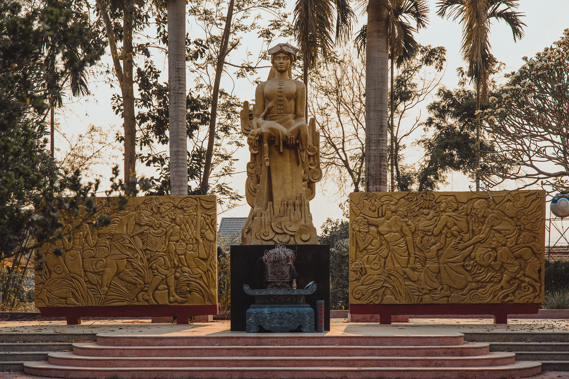 Bức tượng người mẹ Thái bế đứa con bị giết bởi bom Pháp tại di tích “Hận thù Noong Nhai”