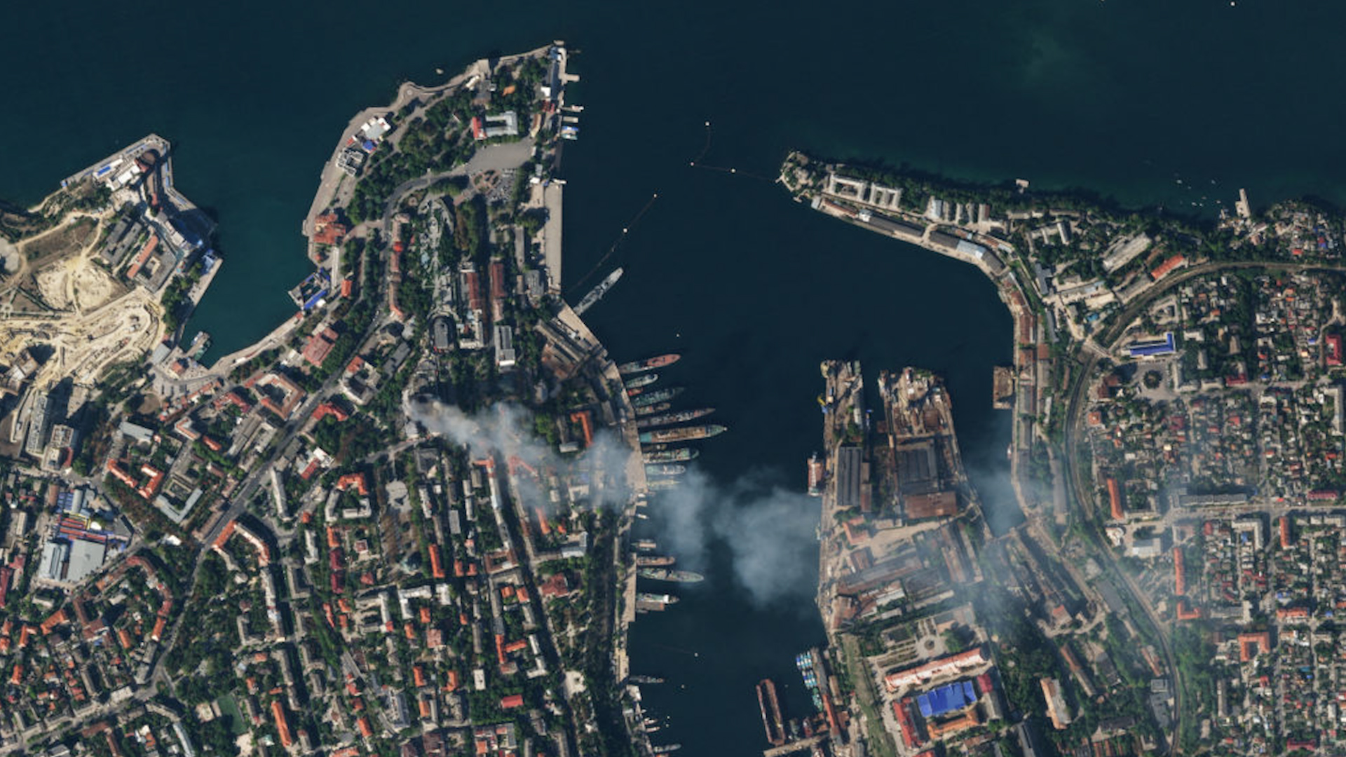 Hình ảnh vệ tinh cho thấy khói bốc lên từ trụ sở Hạm đội biển Đen của Nga sau một cuộc tấn công tên lửa ở Sevastopol (bán đảo Crimea), ngày 22.9.2023